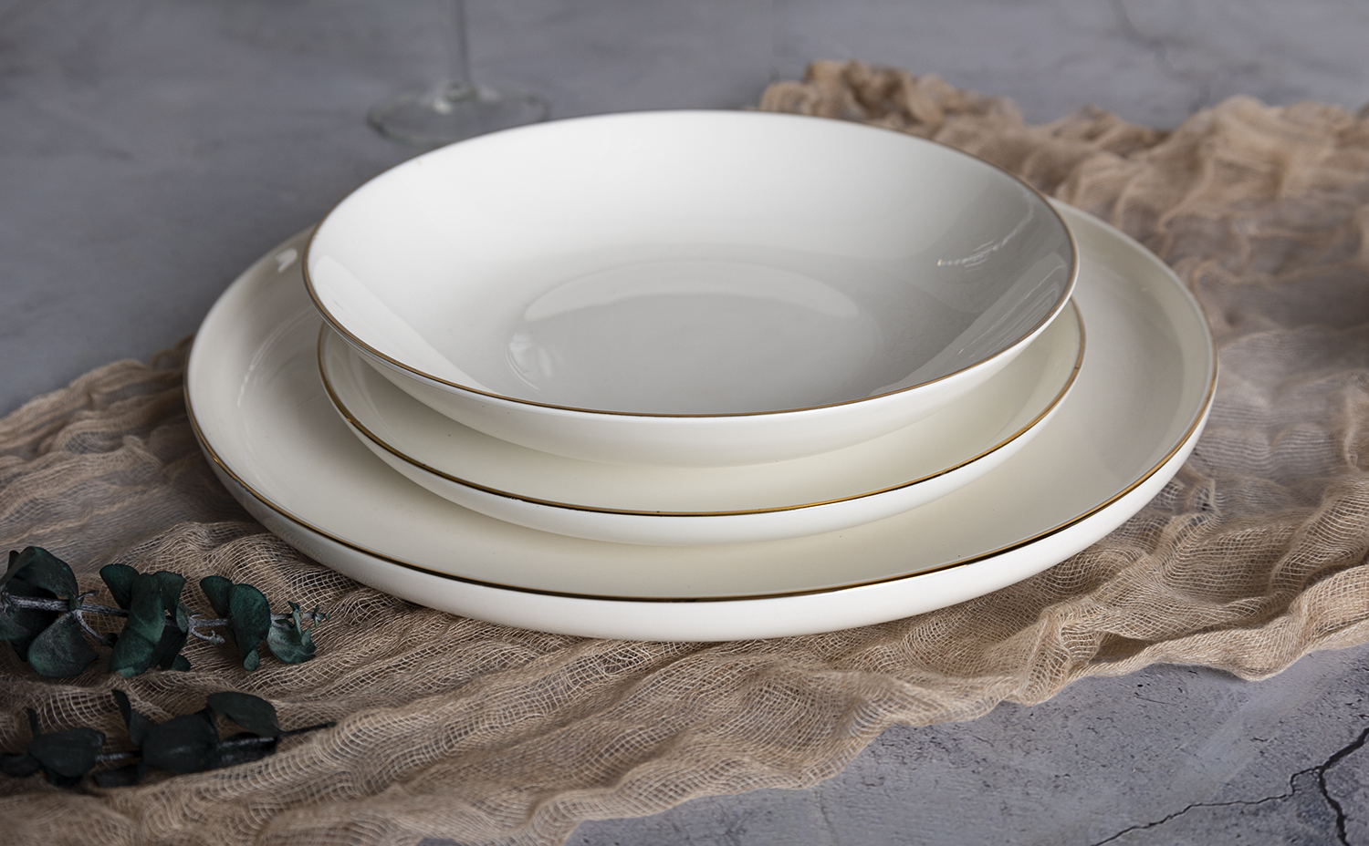 CHANGSHA HAPPY GO Modern Minimalist Gold-Rimmed Tableware Set for Formal and Everyday Dining – Elegant Porcelain from Changsha Happy Go Ceramic |happygodinnerware.com