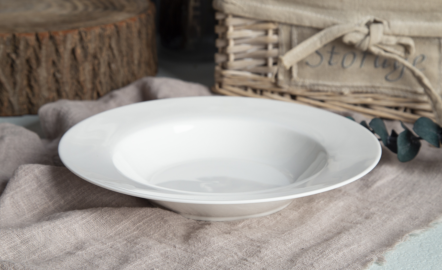 CHANGSHA HAPPY GO Contemporary White Bone China Tableware with Angular Handle Design |happygodinnerware.com