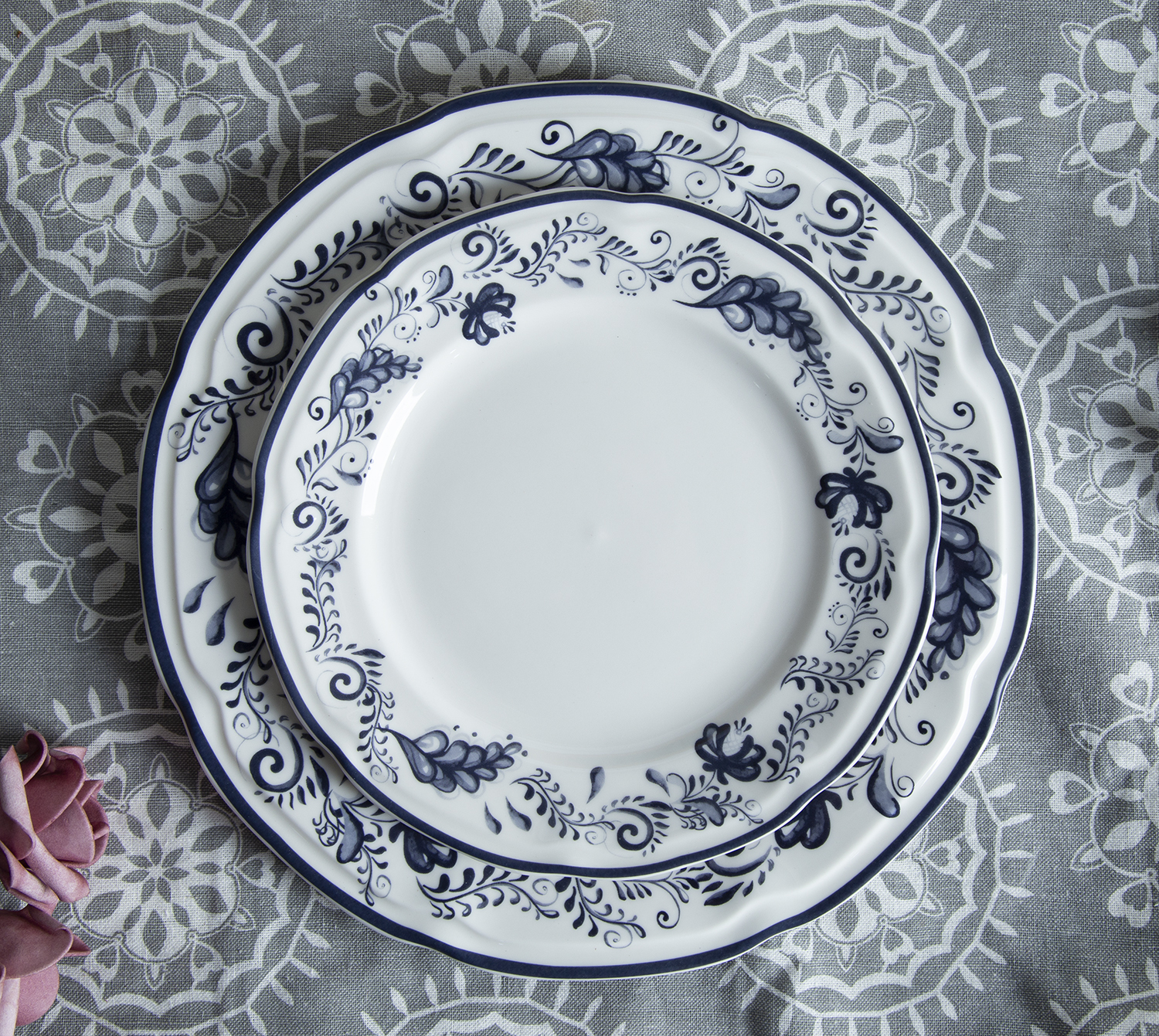 CHANGSHA HAPPY GO Vintage Blue Floral Decal Bone China Dinnerware Set – Elegant European Style Plates and Cups |happygodinnerware.com