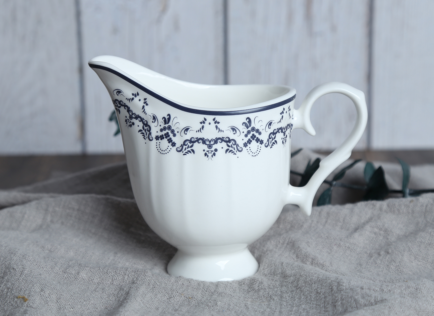 CHANGSHA HAPPY GO Vintage Blue Floral Decal Bone China Dinnerware Set – Elegant European Style Plates and Cups |happygodinnerware.com