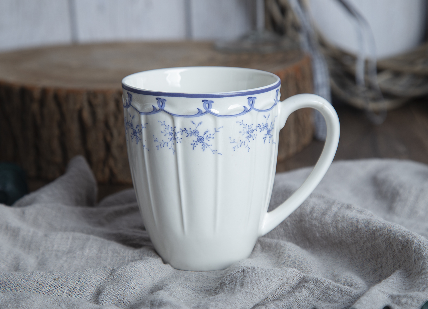 CHANGSHA HAPPY GO  Modern Curved Stripe Embossed Bone China Dinnerware Set – Stylish White Plates, Teapots, and Cups |happygodinnerware.com