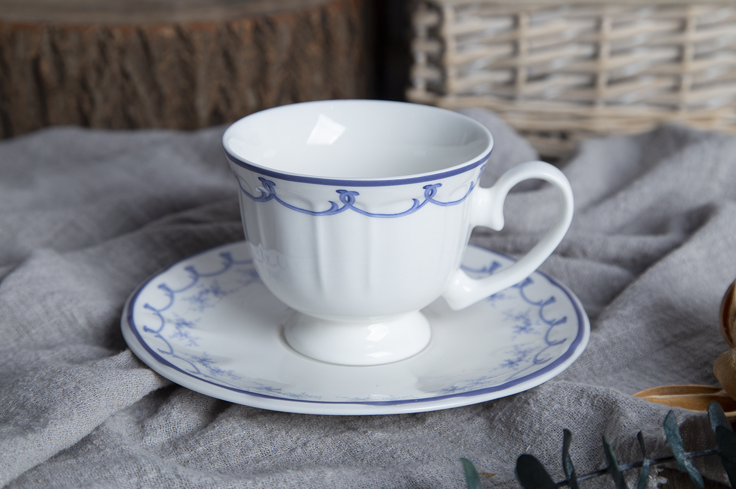 CHANGSHA HAPPY GO  Modern Curved Stripe Embossed Bone China Dinnerware Set – Stylish White Plates, Teapots, and Cups |happygodinnerware.com