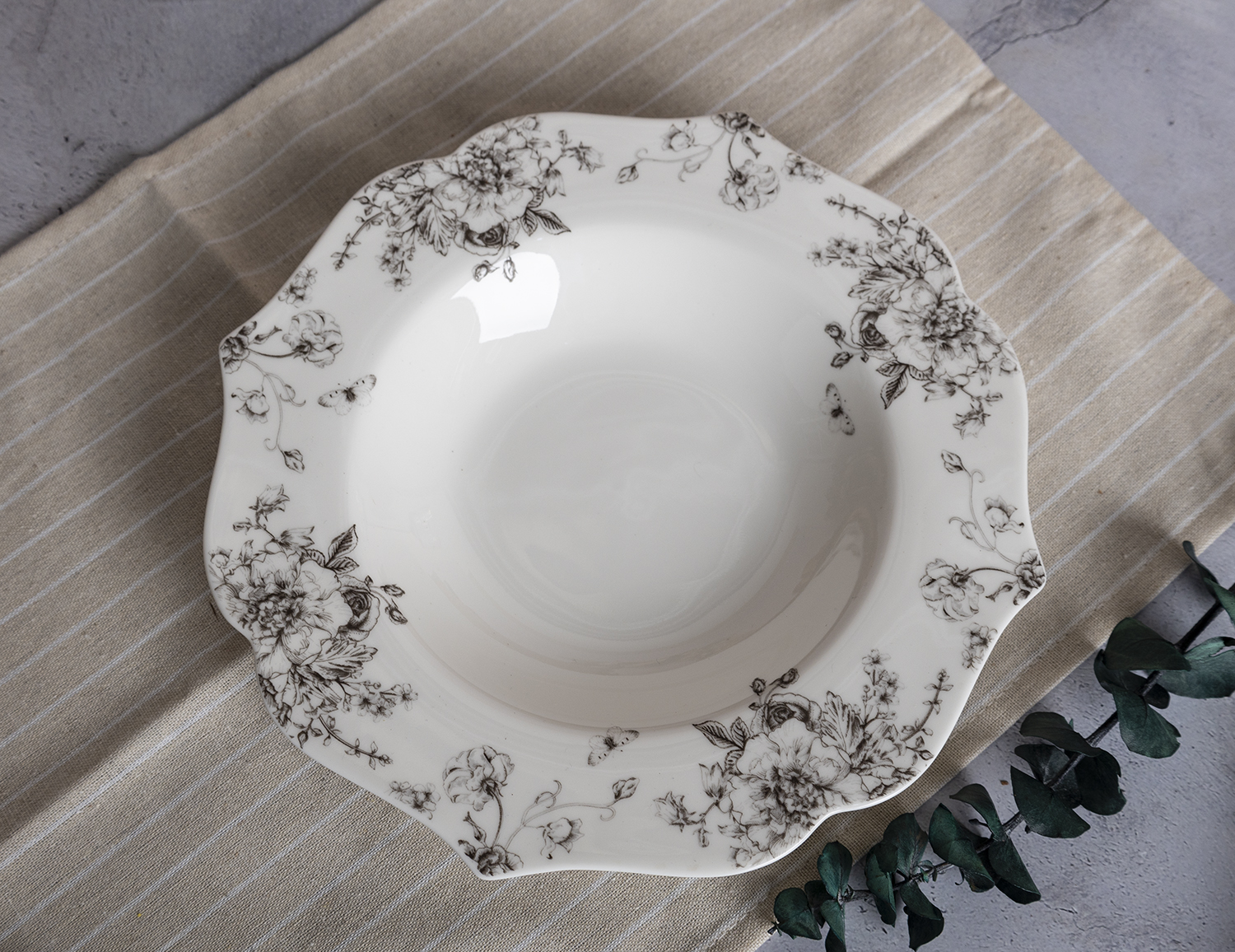 CHANGSHA HAPPY GO  Luxury Black Floral Decal Bone China Dinnerware Set – Full Set with Soup Tureen and Tea Pot |happygodinnerware.com