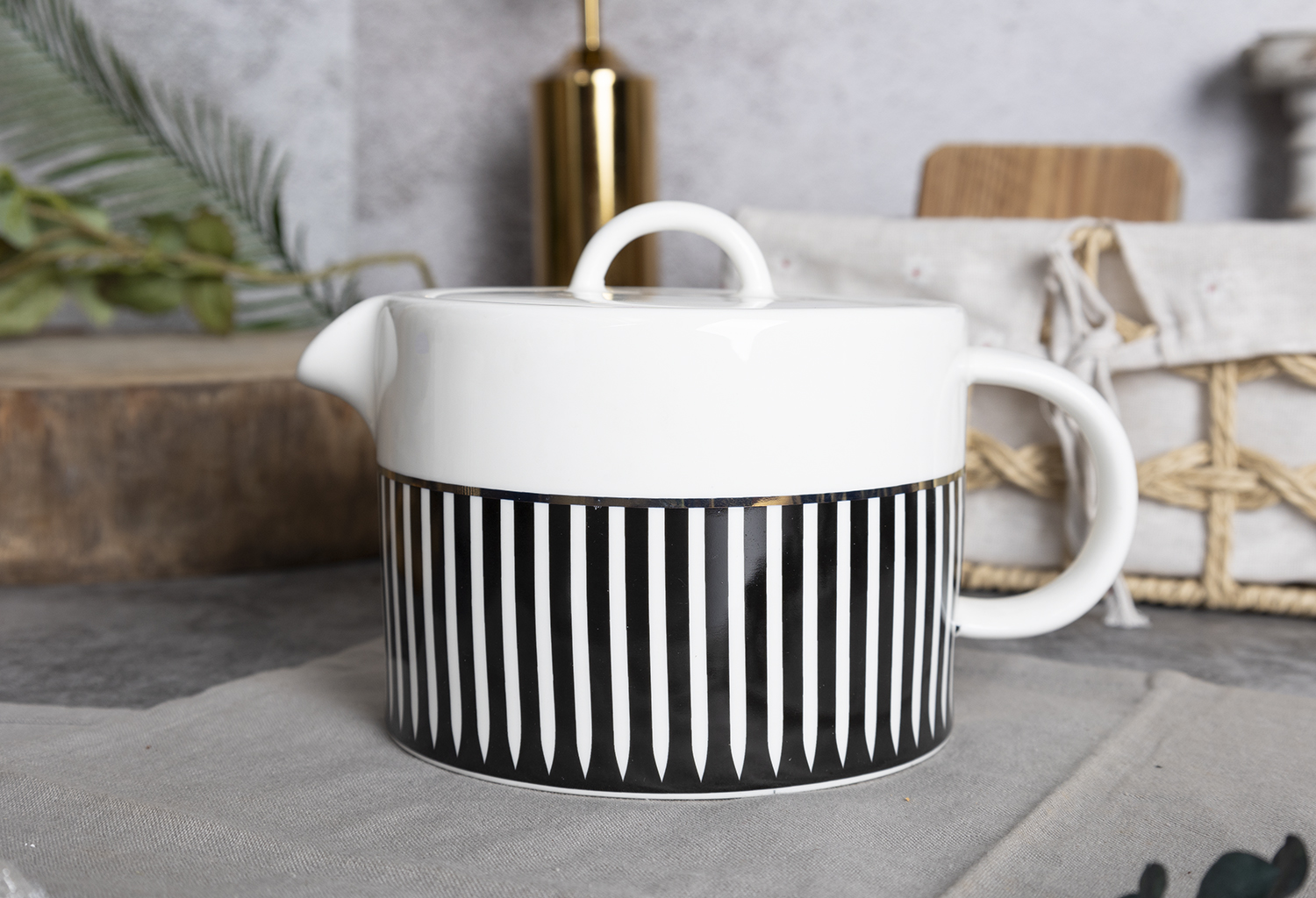 CHANGSHA HAPPY GO Modern Black and White Stripe Bone China Dinnerware Set – Bold Decal Design with Gold Trim |happygodinnerware.com