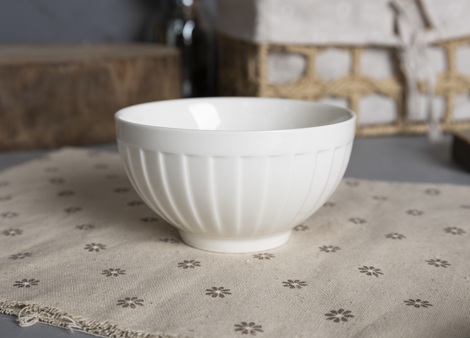 CHANGSHA HAPPY GO Contemporary White Embossed Dinnerware Set with Graceful Ribbed Texture – Plates, Mugs, Bowls  |happygodinnerware.com