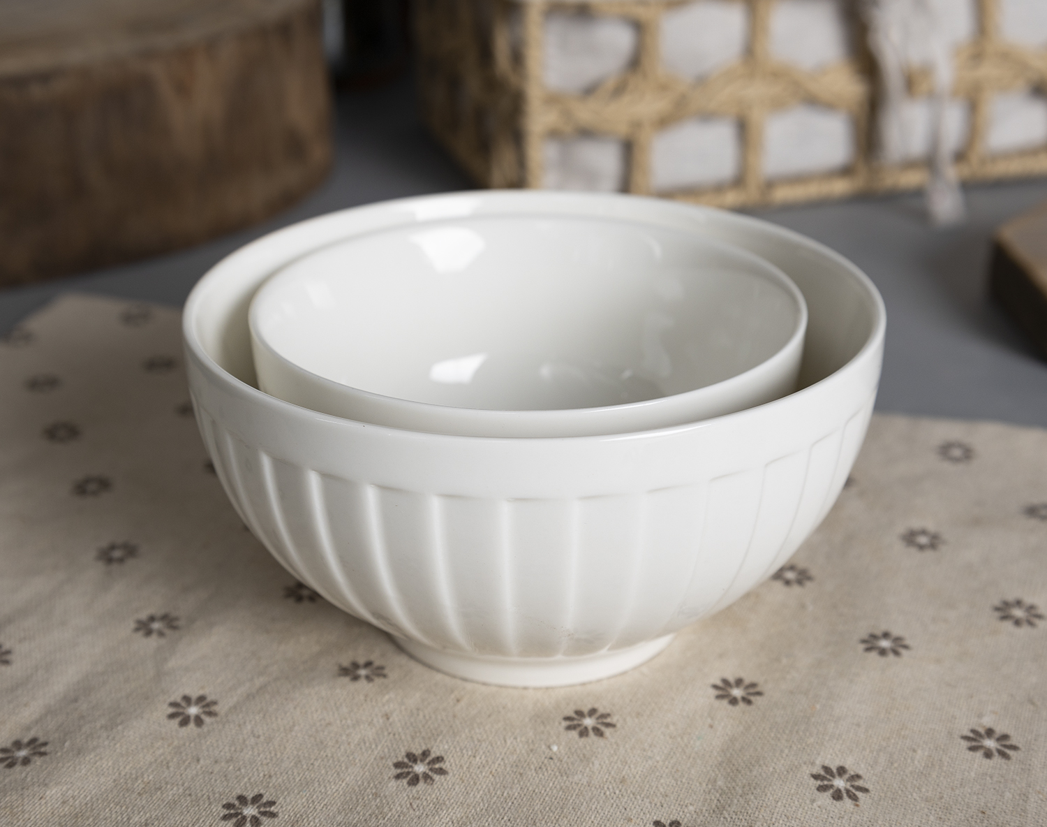 CHANGSHA HAPPY GO Contemporary White Embossed Dinnerware Set with Graceful Ribbed Texture – Plates, Mugs, Bowls  |happygodinnerware.com
