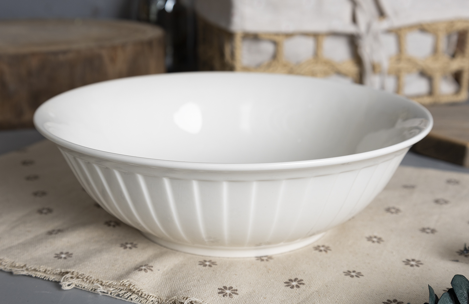 CHANGSHA HAPPY GO Contemporary White Embossed Dinnerware Set with Graceful Ribbed Texture – Plates, Mugs, Bowls  |happygodinnerware.com