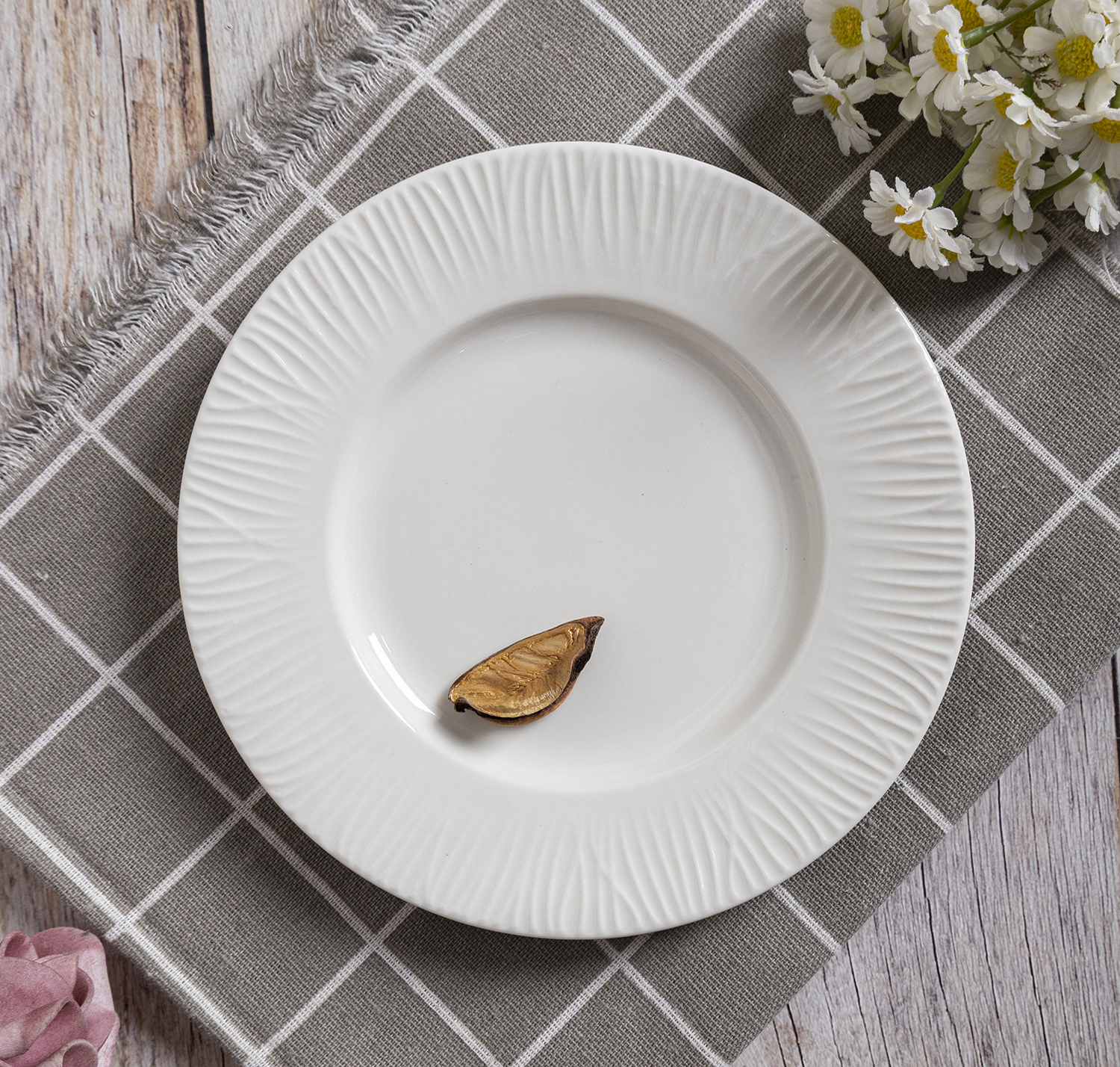 CHANGSHA HAPPY GO Refined Linear Embossed Bone China Tableware Set – Modern White Porcelain Plates, Bowls & Cups  |happygodinnerware.com