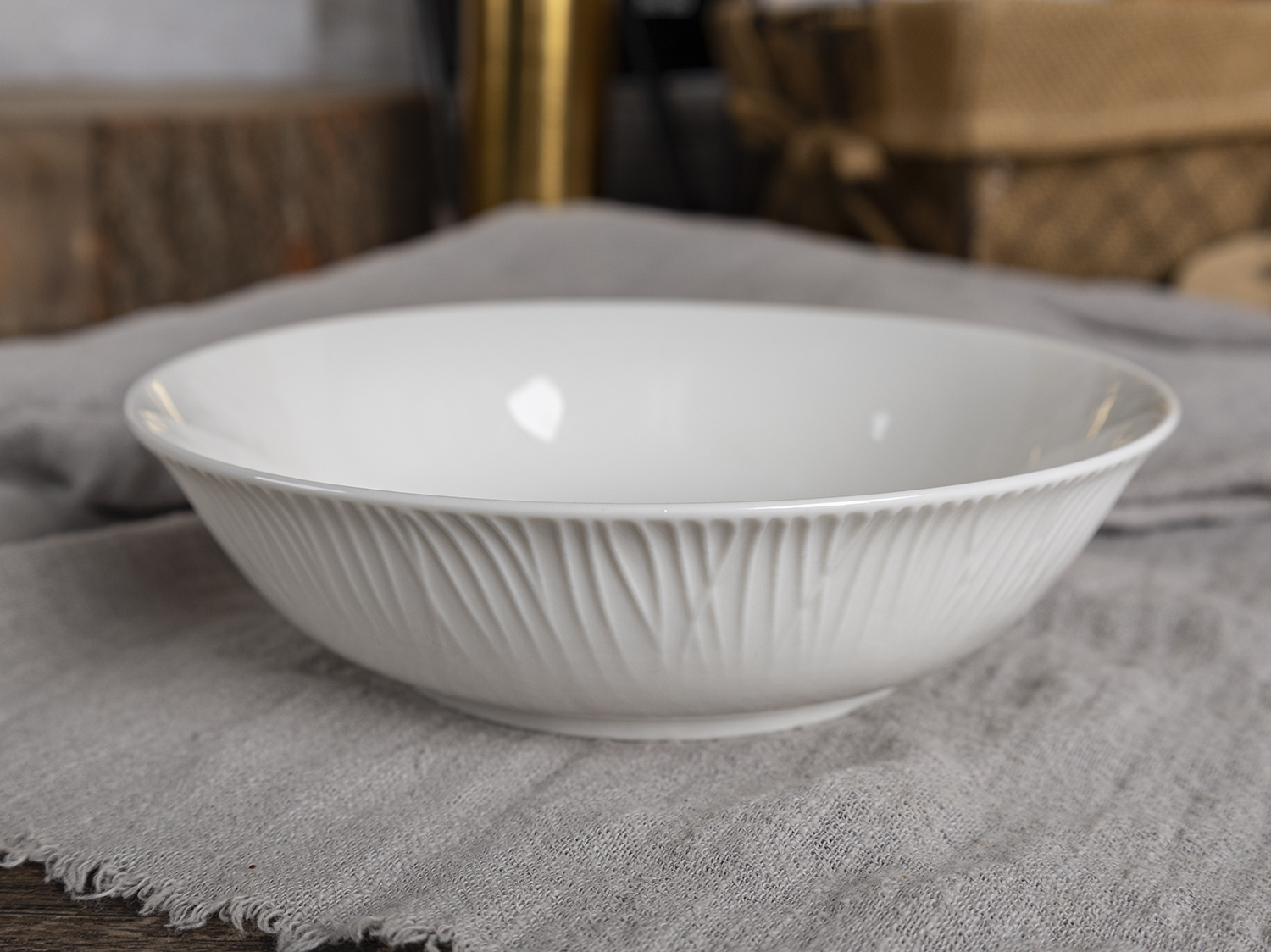 CHANGSHA HAPPY GO Refined Linear Embossed Bone China Tableware Set – Modern White Porcelain Plates, Bowls & Cups  |happygodinnerware.com