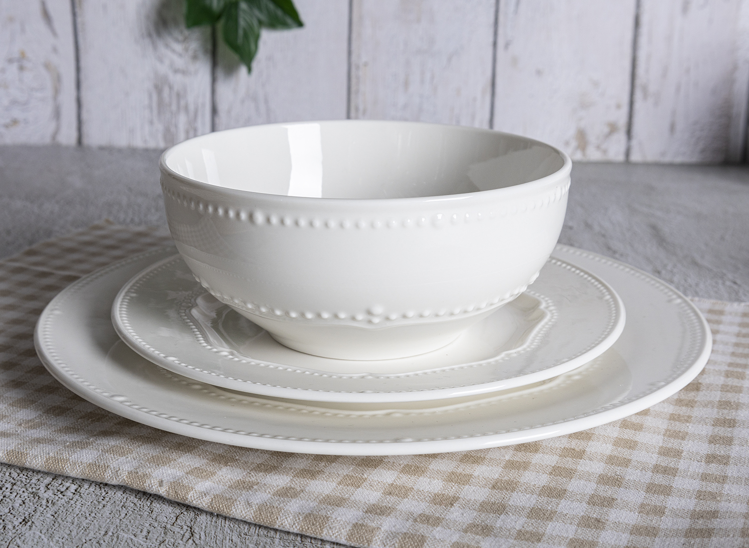 CHANGSHA HAPPY GO European Style Bone China Dinnerware Set with Gold Rim and Bead-Edge Embossing – 16 Piece Set |happygodinnerware.com