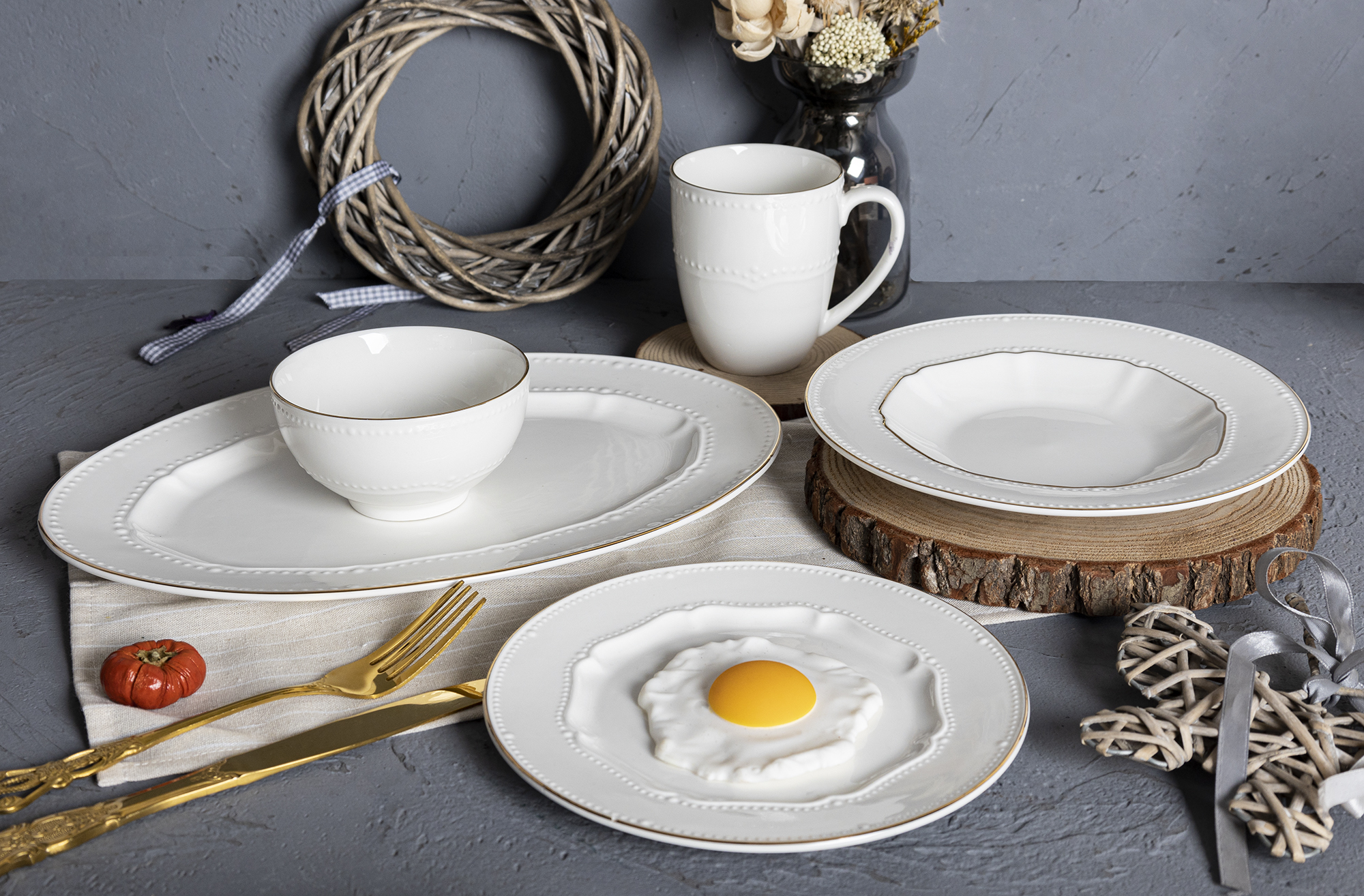 CHANGSHA HAPPY GO European Style Bone China Dinnerware Set with Gold Rim and Bead-Edge Embossing – 16 Piece Set |happygodinnerware.com