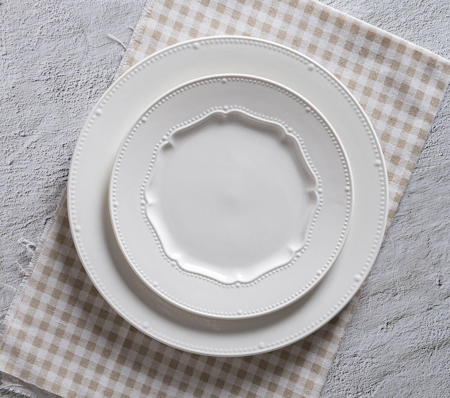 CHANGSHA HAPPY GO European Style Bone China Dinnerware Set with Gold Rim and Bead-Edge Embossing – 16 Piece Set |happygodinnerware.com
