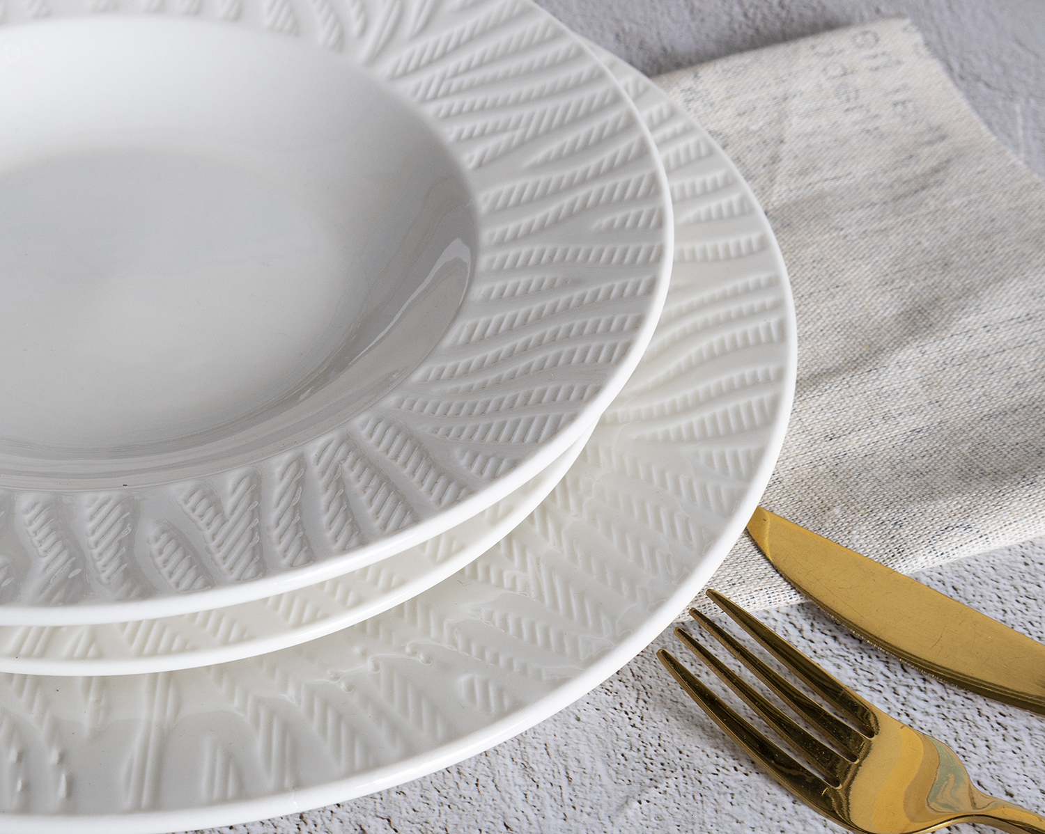 CHANGSHA HAPPY GO  Modern Curved Stripe Embossed Bone China Dinnerware Set – Stylish White Plates, Teapots, and Cups |happygodinnerware.com