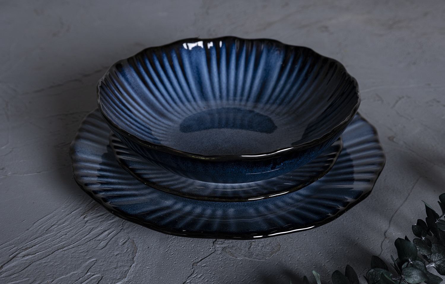 CHANGSHA HAPPY GO Porcelain Embossed Reactive Glaze Dinnerware Set with Petal Relief and Colorful Accents |happygodinnerware.com