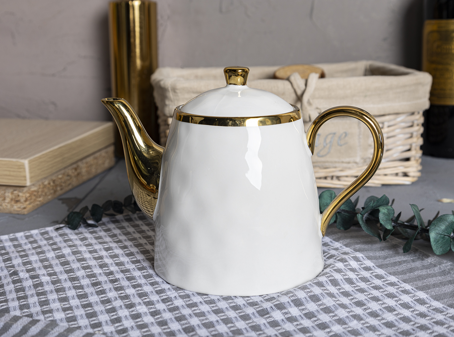 CHANGSHA HAPPY GO Full Electroplated Gold Hammered Bone China Dinnerware Set for Banquet and Holiday Table Decor |happygodinnerware.com