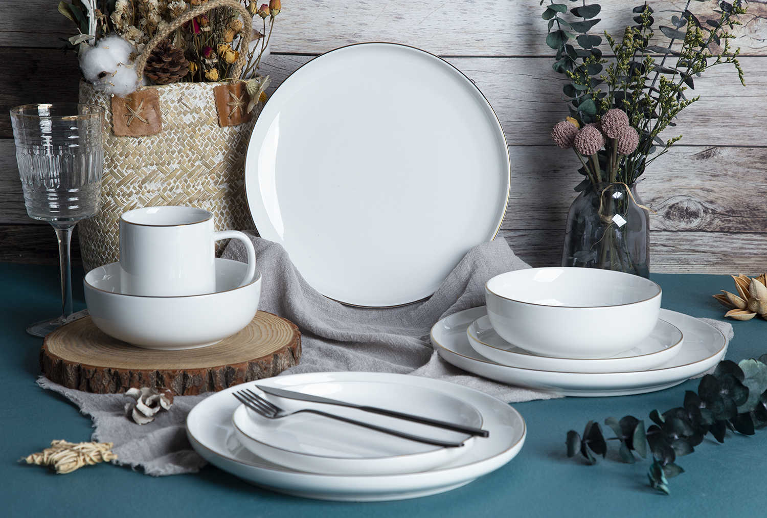 CHANGSHA HAPPY GO White Porcelain Dinnerware Set with Gold Rim | happygodinnerware.com