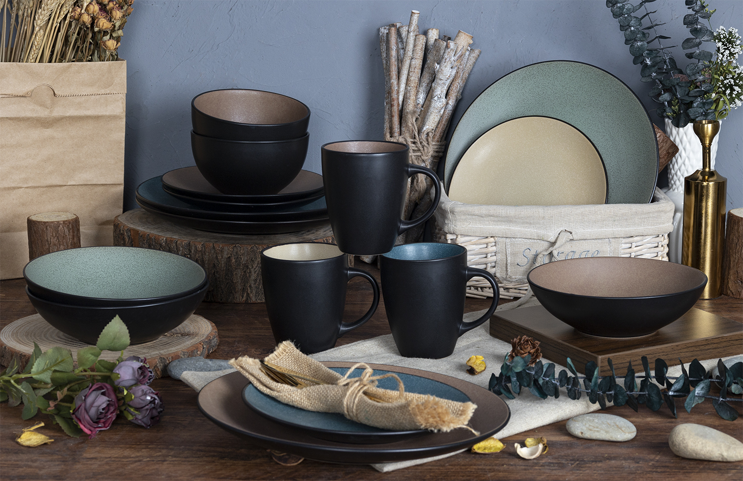 CHANGSHA HAPPY GO Rustic Speckled Stoneware Dinner Set with Dual-Color Reactive Glaze and Earthy Gold Rim |happygodinnerware.com