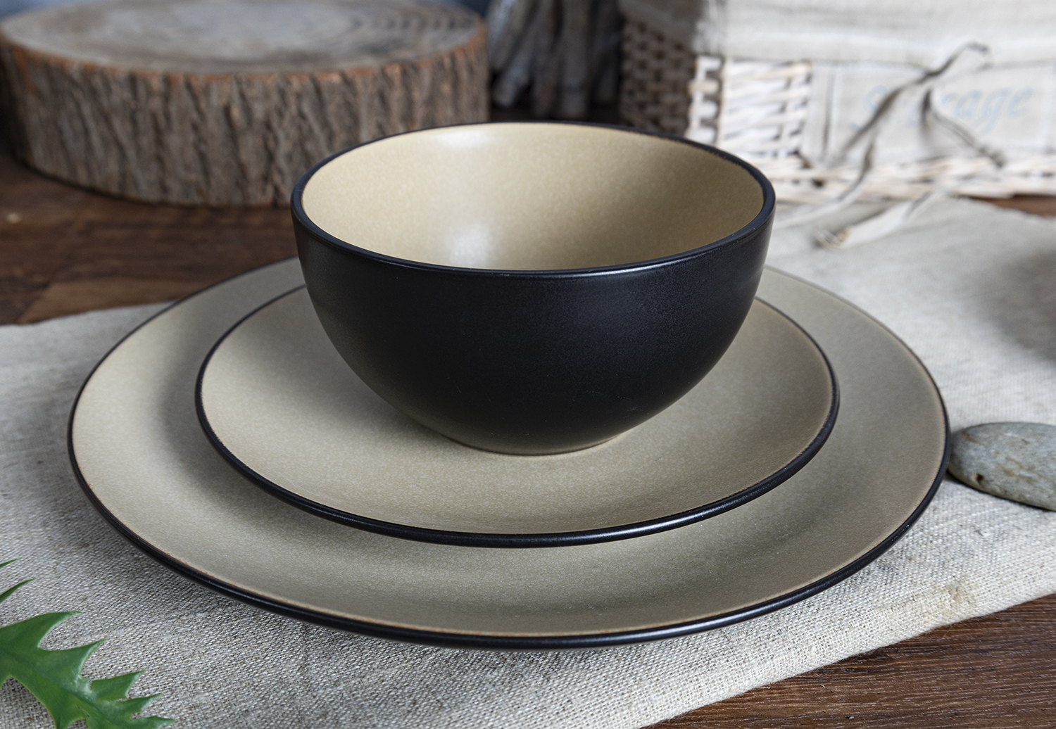 CHANGSHA HAPPY GO Rustic Speckled Stoneware Dinner Set with Dual-Color Reactive Glaze and Earthy Gold Rim |happygodinnerware.com