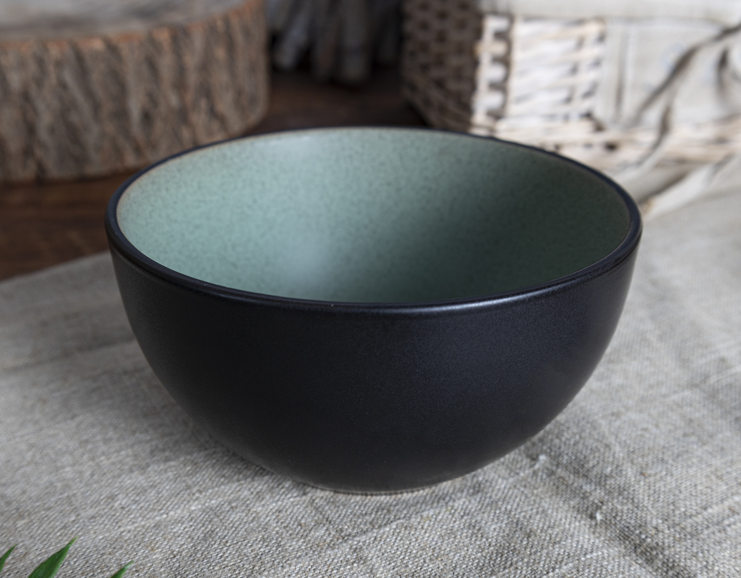 CHANGSHA HAPPY GO Rustic Speckled Stoneware Dinner Set with Dual-Color Reactive Glaze and Earthy Gold Rim |happygodinnerware.com
