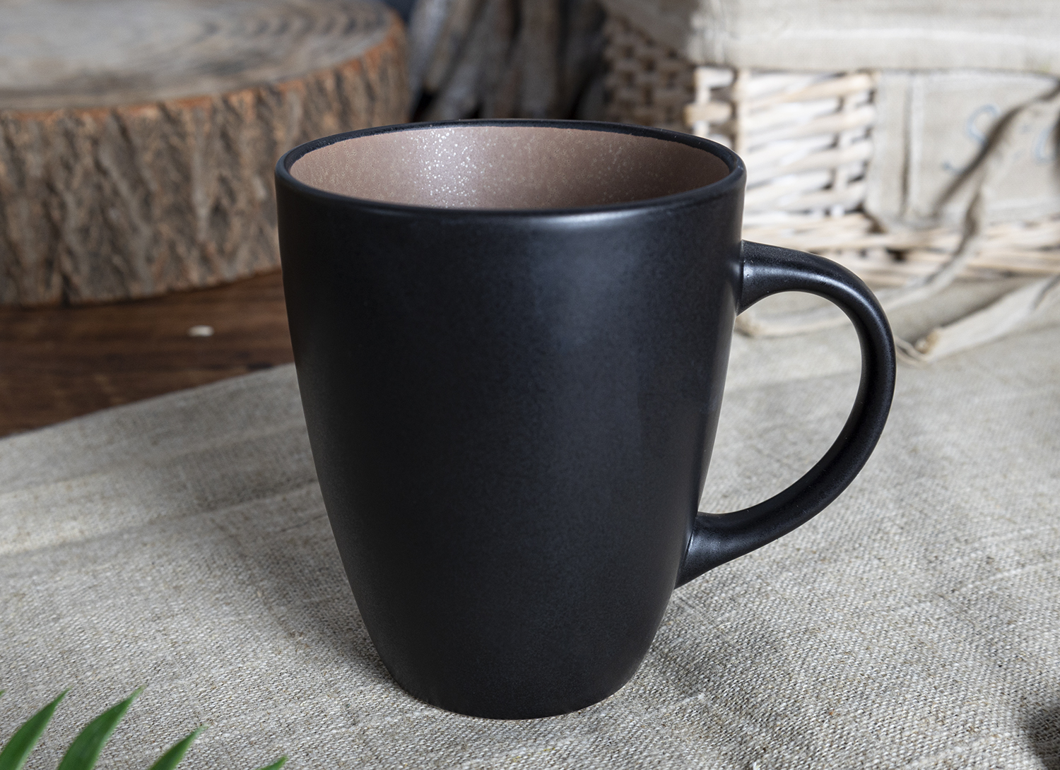 CHANGSHA HAPPY GO Rustic Speckled Stoneware Dinner Set with Dual-Color Reactive Glaze and Earthy Gold Rim |happygodinnerware.com