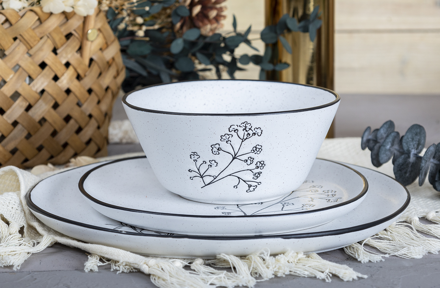 CHANGSHA HAPPY GO Minimalist Silkscreen Stoneware Dinner Set in Off-White with Botanical Ink Sketches and Matte Speckled Finish |happygodinnerware.com