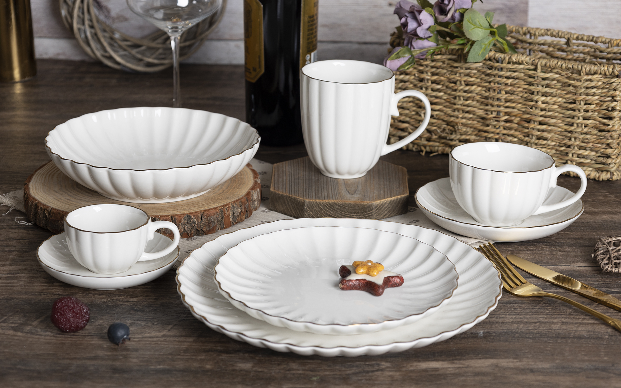 CHANGSHA HAPPY GO Elegant Gold Rim Scalloped White Porcelain Dinnerware Set – Premium Embossed Tableware for Classic Dining |happygodinnerware.com