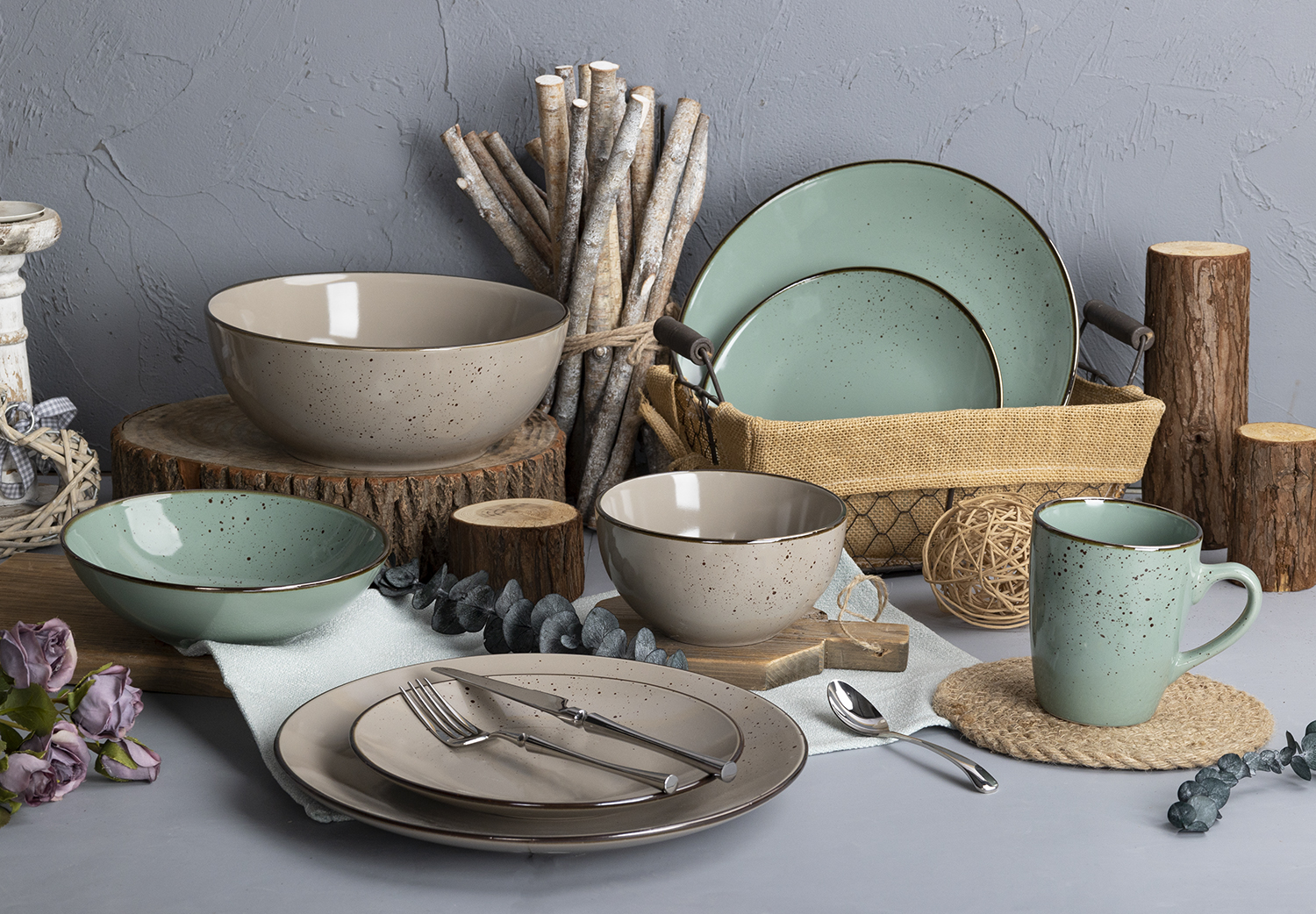 CHANGSHA HAPPY GO Two-Tone Reactive Glaze Stoneware Dinnerware Set with Speckled Finish and Metallic Rim Accent |happygodinnerware.com