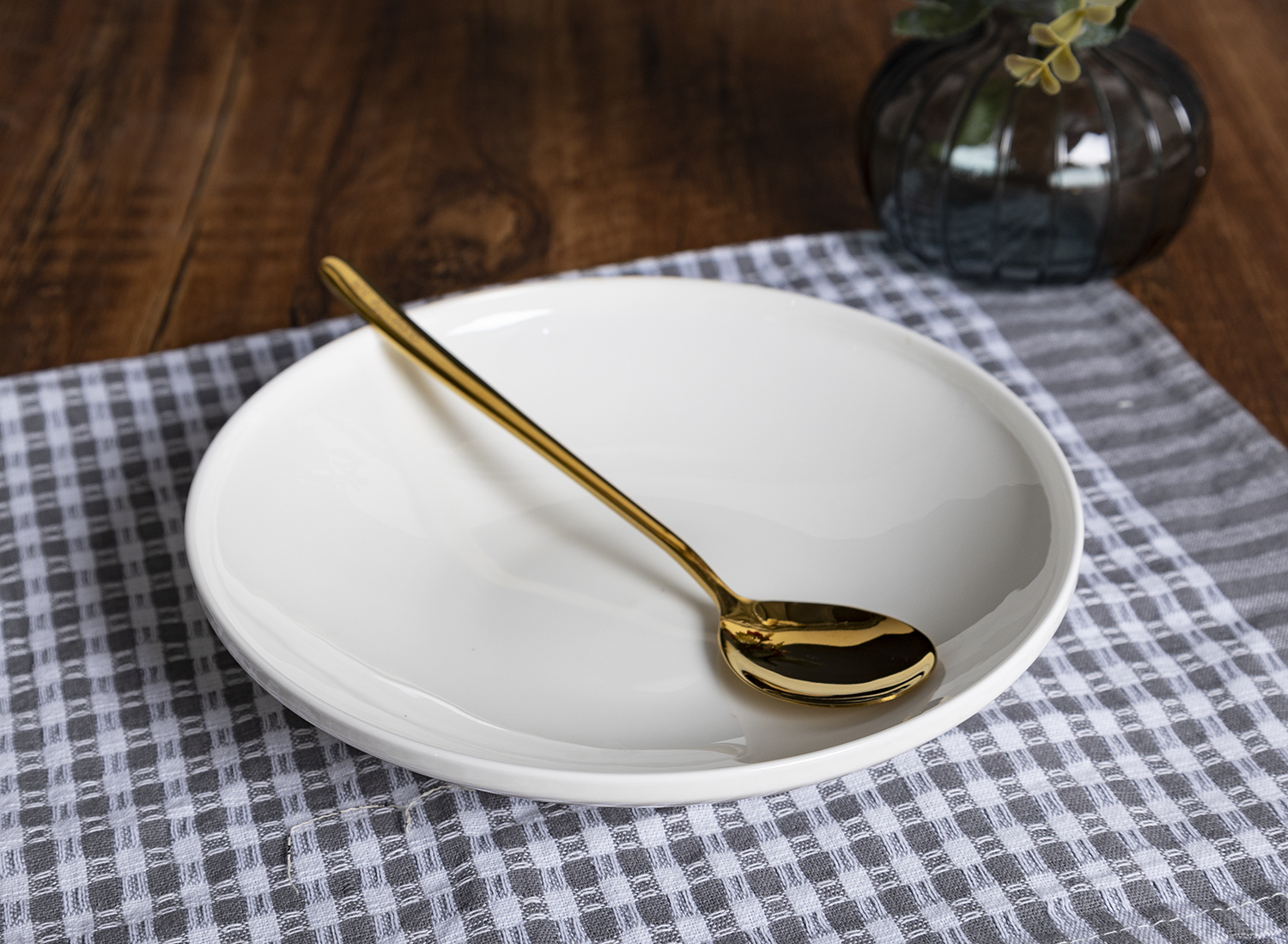 CHANGSHA HAPPY GO  Minimalist Luxury Bone China Dinnerware Set with Smooth Oval and Round Plates” 命名说明 |happygodinnerware.com