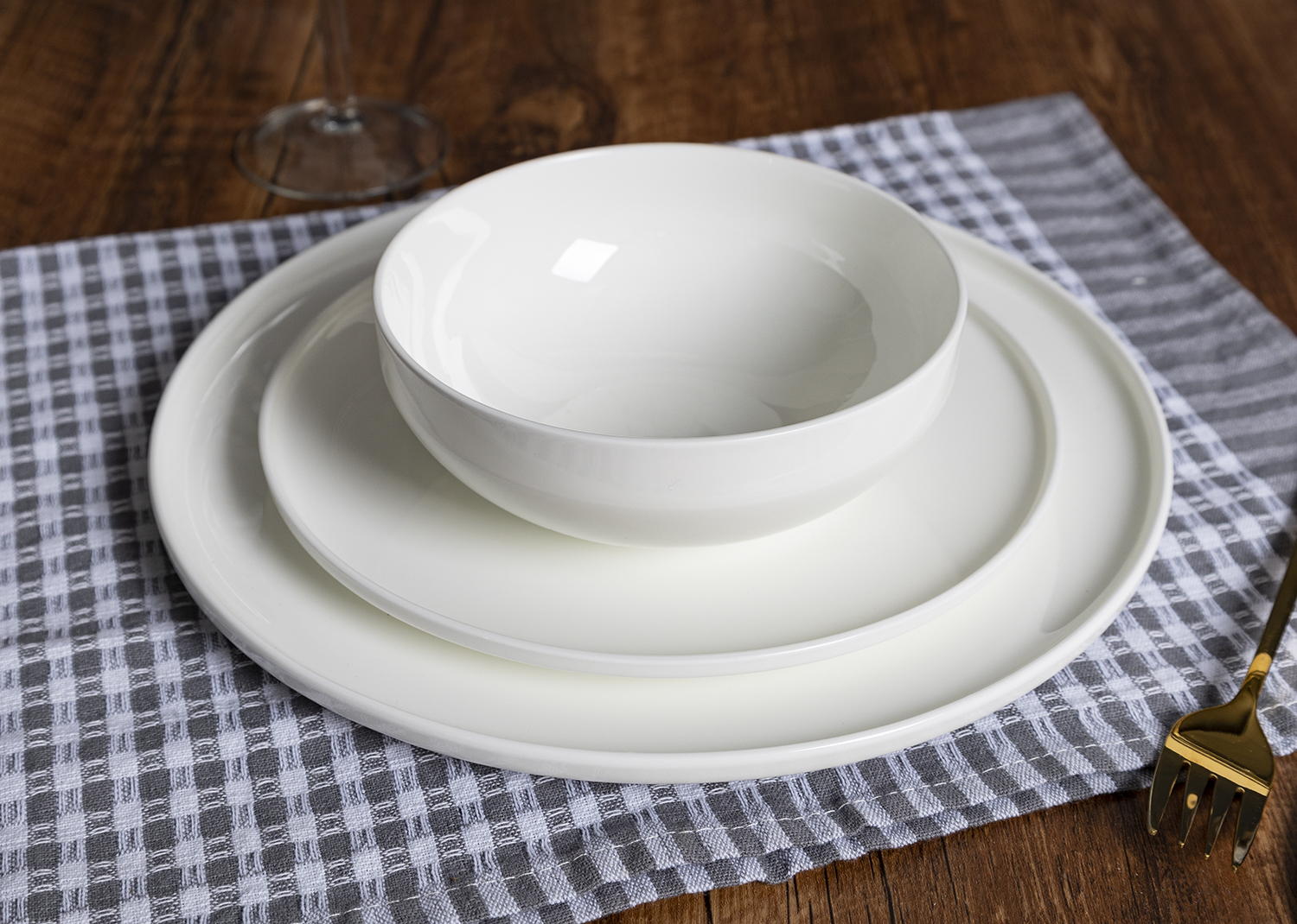 CHANGSHA HAPPY GO  Minimalist Luxury Bone China Dinnerware Set with Smooth Oval and Round Plates” 命名说明 |happygodinnerware.com