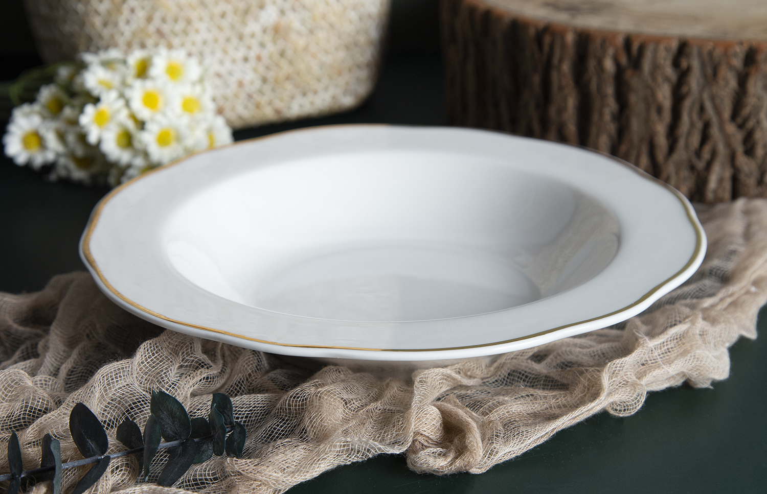 ​CHANGSHA HAPPY GO White Porcelain Dinnerware Set with Gold Trim |happygodinnerware.com
