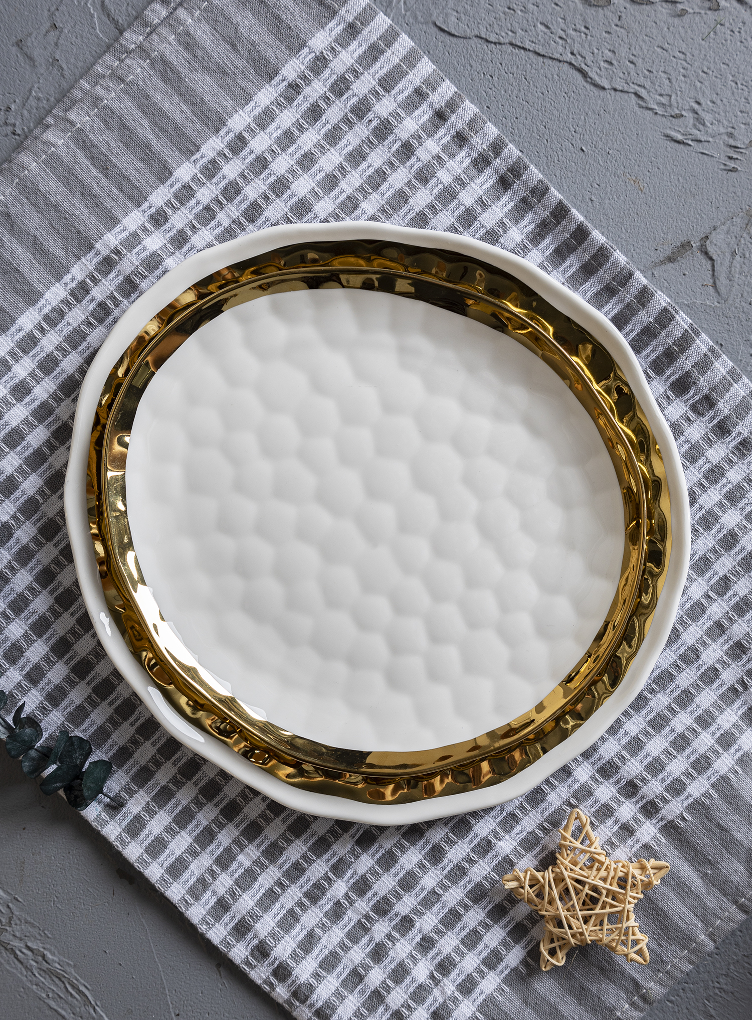 CHANGSHA HAPPY GO Full Electroplated Gold Hammered Bone China Dinnerware Set for Banquet and Holiday Table Decor |happygodinnerware.com