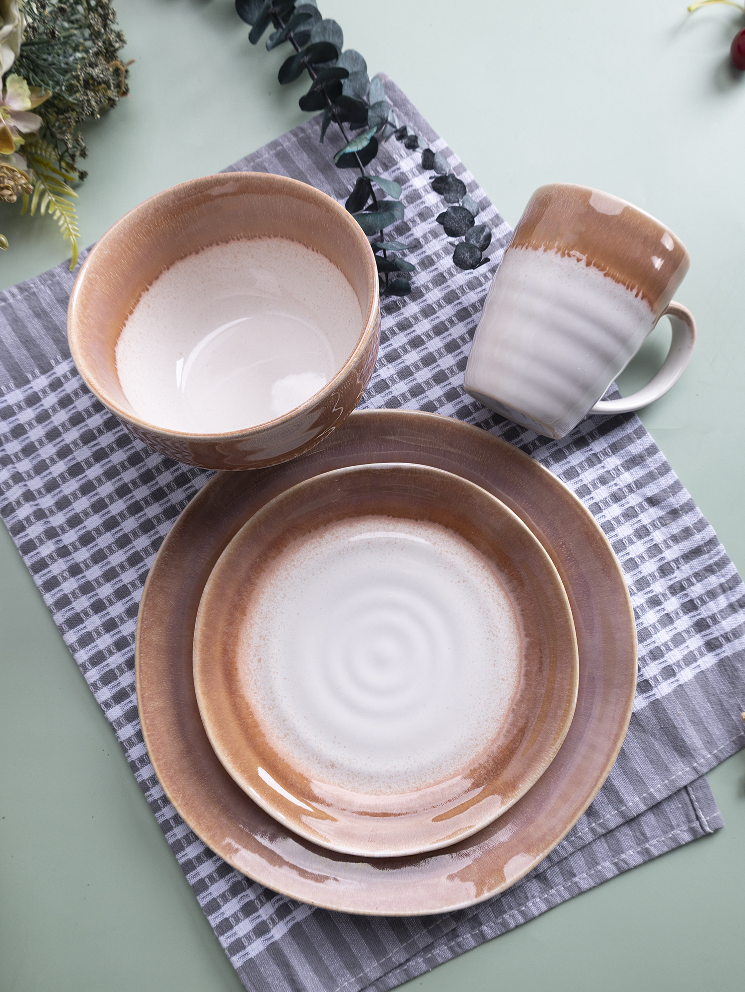 CHANGSHA HAPPY GO  Reactive Glaze Stoneware Dinner Set in Sunset Pink with a Natural Gradient and Circular Brush Pattern |Dopamine Series Ceramics  |happygodinnerware.com