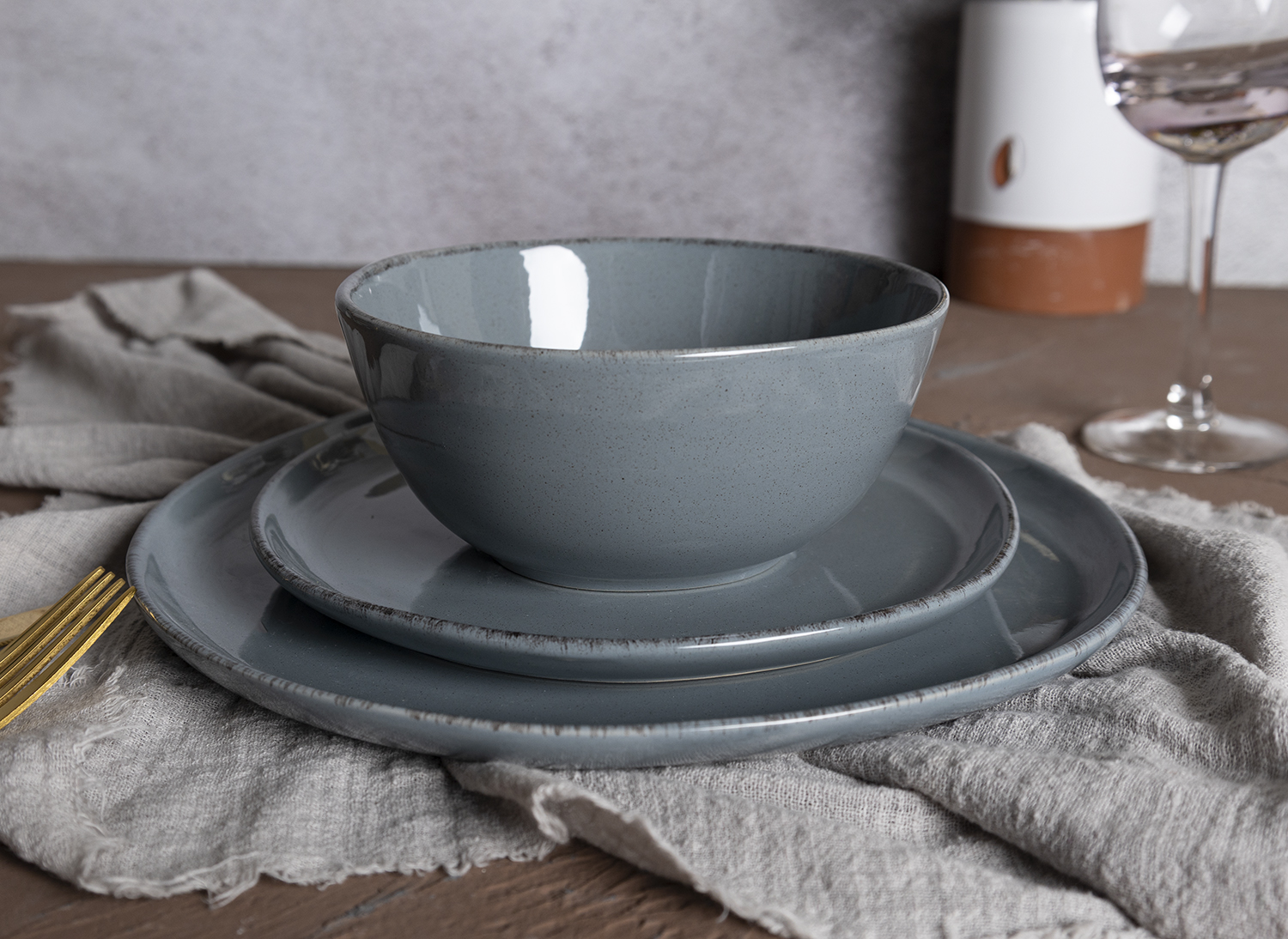CHANGSHA HAPPY GO  Classic Four-Color Reactive Glaze Stoneware Dinner Set with Rustic Elegance  |happygodinnerware.com