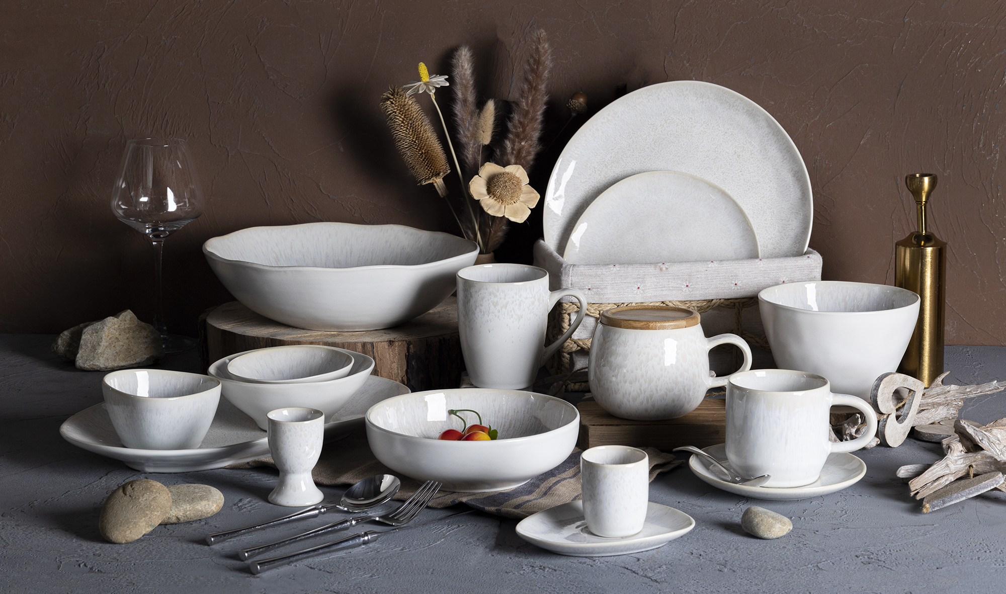 CHANGSHA HAPPY GO Handcrafted Reactive Glaze Stoneware Tableware Set with Organic Shapes and Earthy Tones |happygodinnerware.com