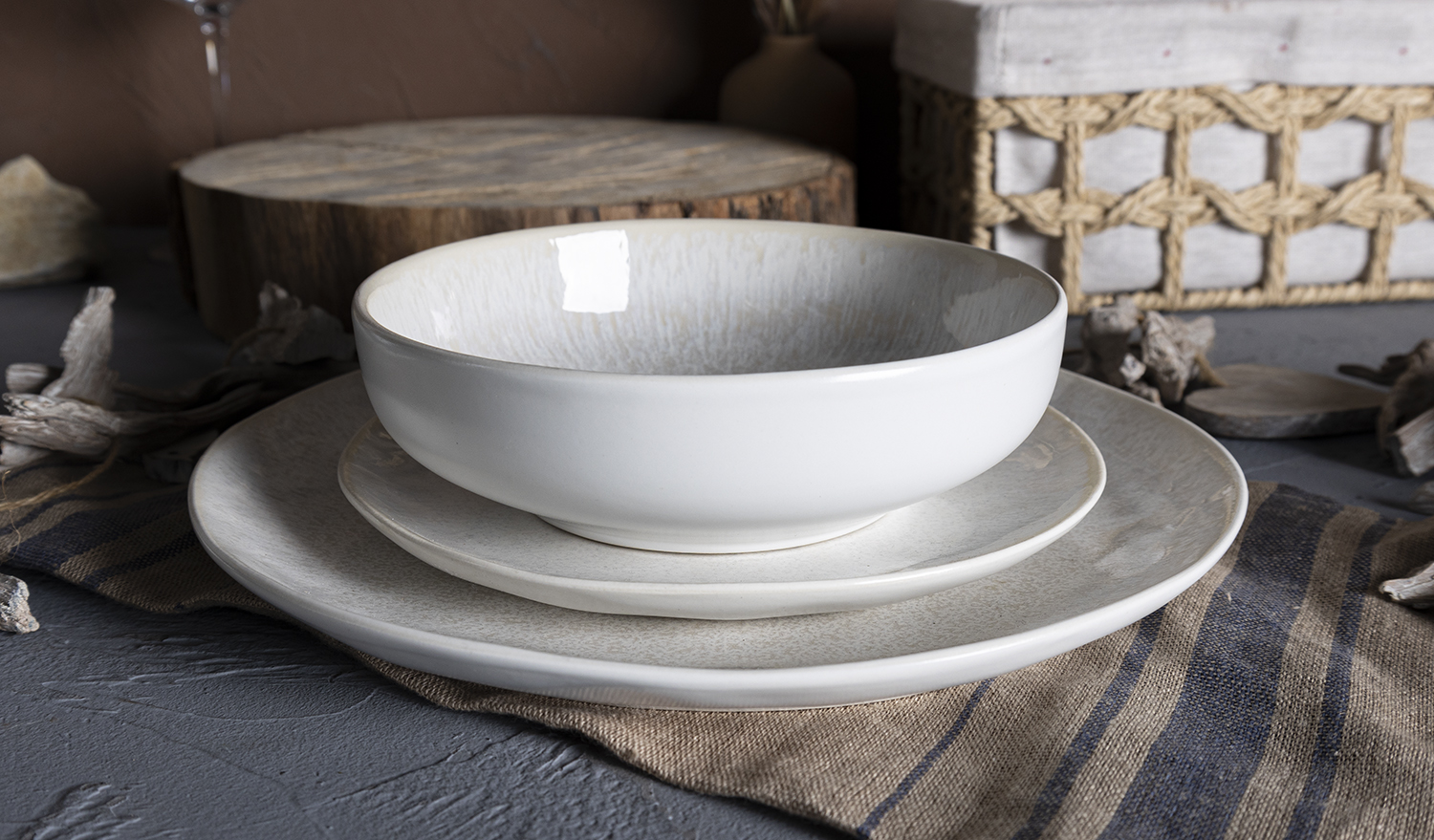 CHANGSHA HAPPY GO Handcrafted Reactive Glaze Stoneware Tableware Set with Organic Shapes and Earthy Tones |happygodinnerware.com