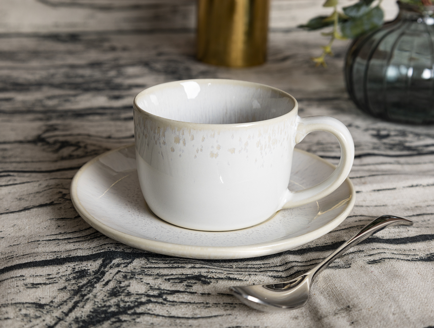 ​CHANGSHA HAPPY GO  Minimalist Crackle-Textured Reactive Glaze Stoneware Tableware Set in Soft Ivory White Finish |happygodinnerware.com