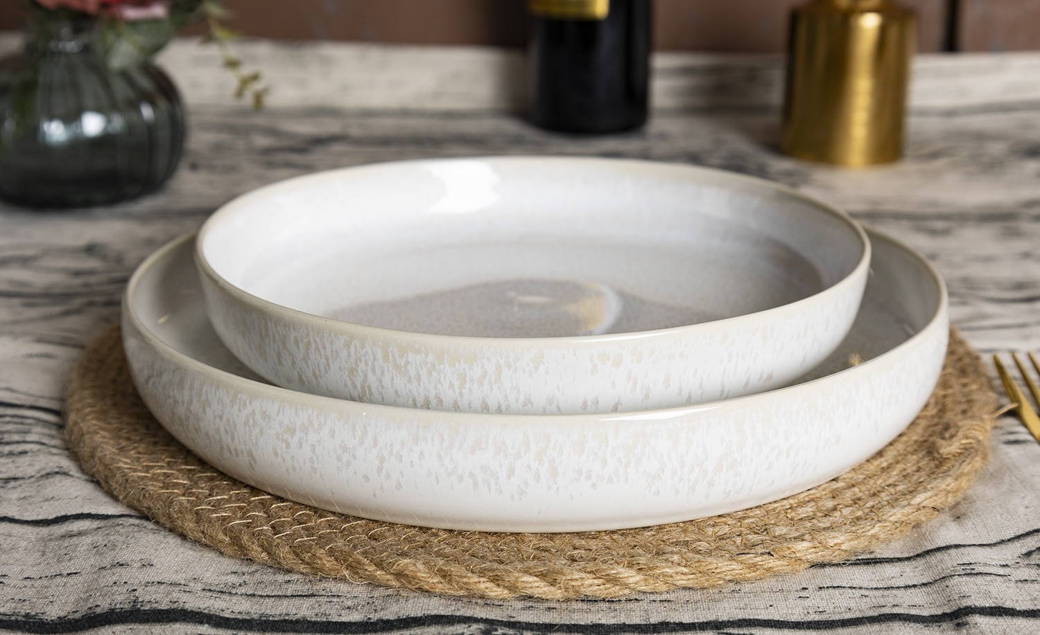 ​CHANGSHA HAPPY GO  Minimalist Crackle-Textured Reactive Glaze Stoneware Tableware Set in Soft Ivory White Finish |happygodinnerware.com
