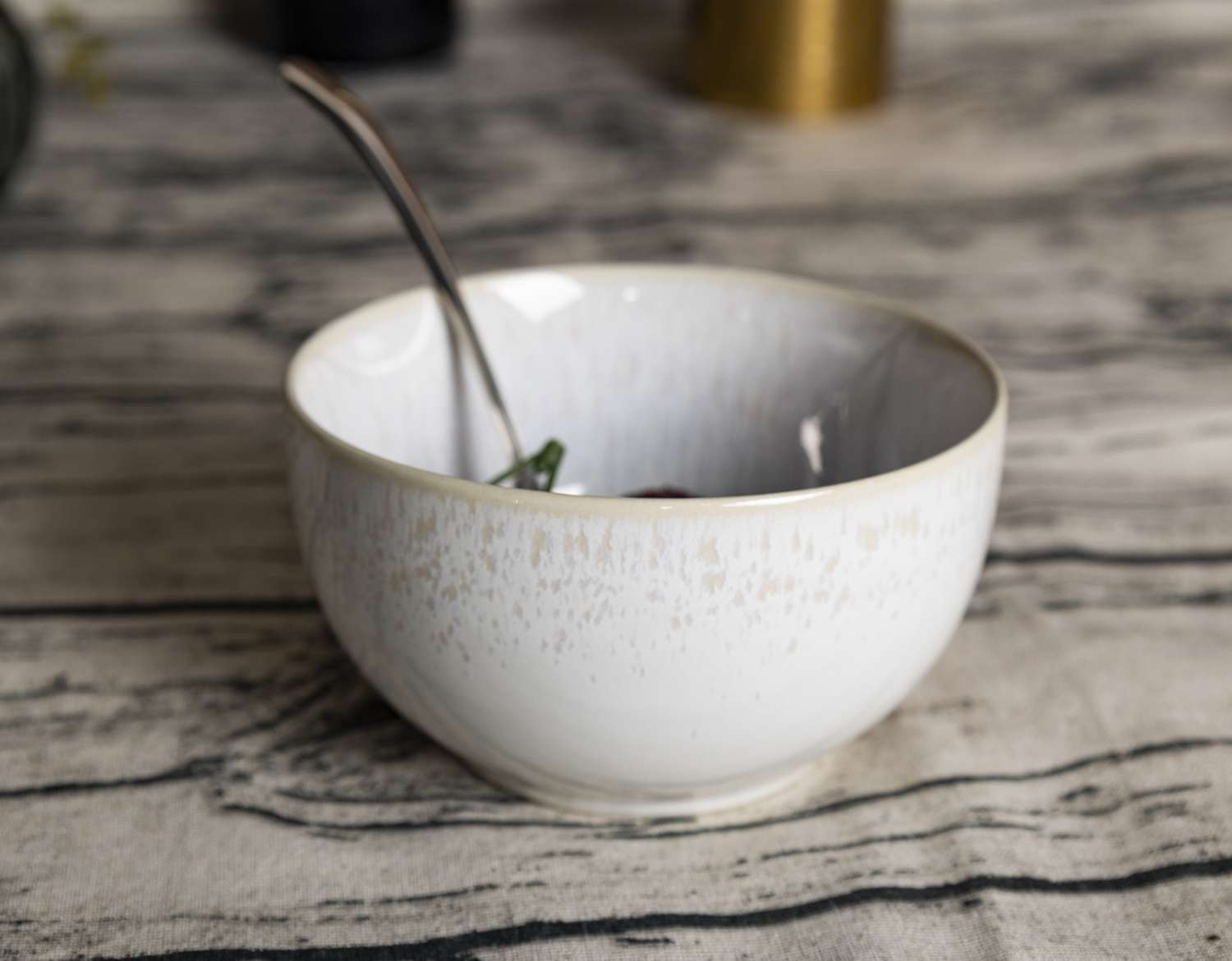 ​CHANGSHA HAPPY GO  Minimalist Crackle-Textured Reactive Glaze Stoneware Tableware Set in Soft Ivory White Finish |happygodinnerware.com