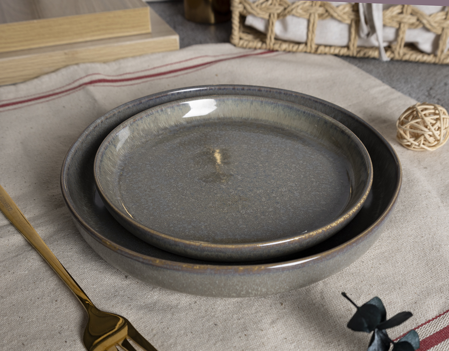 ​CHANGSHA HAPPY GO  Rustic Earth-Tone Reactive Glaze Stoneware Dinnerware Set with Subtle Sheen and Nature-Inspired Texture |happygodinnerware.com