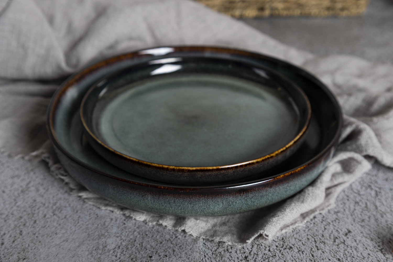 ​CHANGSHA HAPPY GO  Elegant Reactive Glaze Stoneware Tableware Set in Smoky Teal Gradient with Matte Rim |Dopamine Series Ceramics  |happygodinnerware.com
