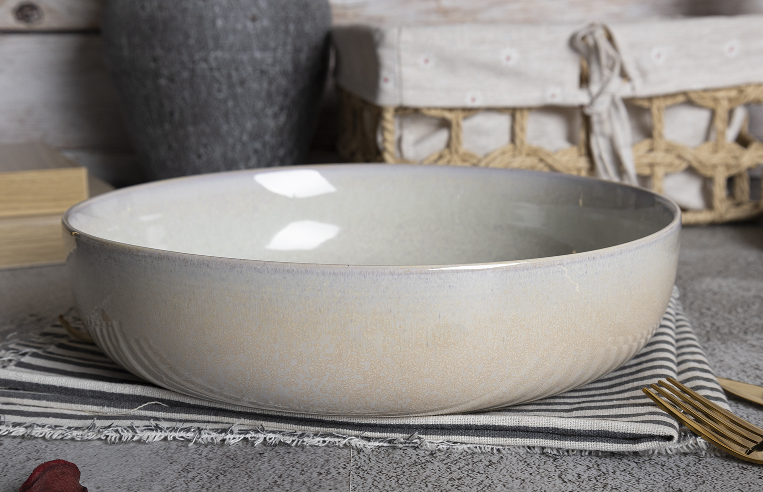 ​CHANGSHA HAPPY GO  Minimalist Reactive Glaze Stoneware Dinner Set in Soft Gray with Subtle Satin Shine  |happygodinnerware.com