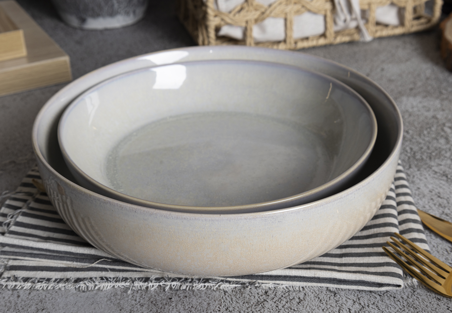 ​CHANGSHA HAPPY GO  Minimalist Reactive Glaze Stoneware Dinner Set in Soft Gray with Subtle Satin Shine  |happygodinnerware.com