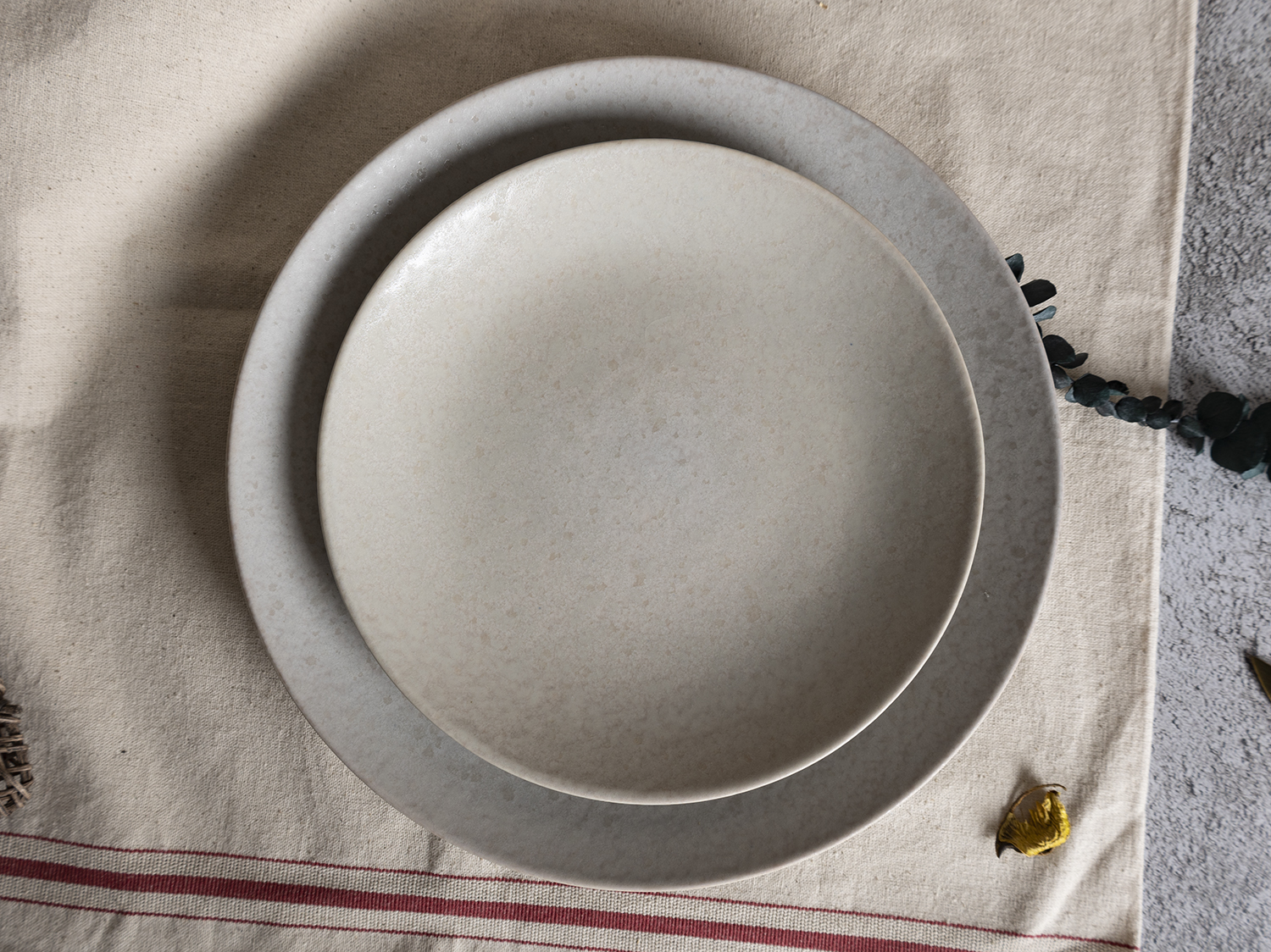 ​CHANGSHA HAPPY GO  Modern Ivory Reactive Glazed Stoneware Dinnerware Set with Speckled Texture Finish |happygodinnerware.com