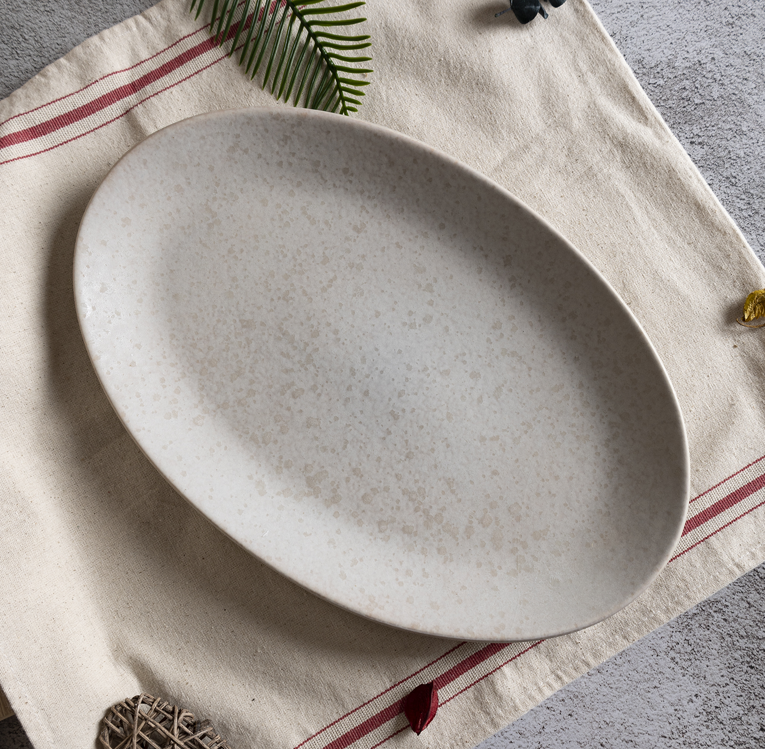 ​CHANGSHA HAPPY GO  Modern Ivory Reactive Glazed Stoneware Dinnerware Set with Speckled Texture Finish |happygodinnerware.com