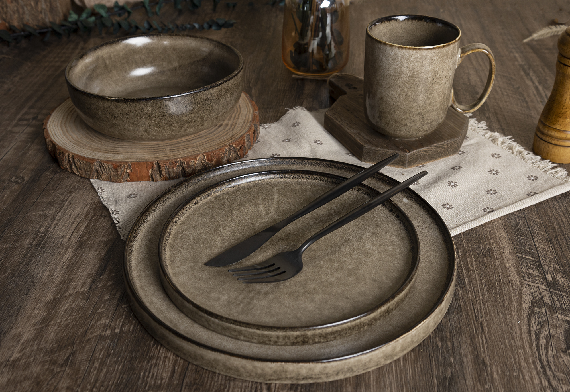 ​CHANGSHA HAPPY GO  Textured Matte Brown Reactive Glaze Stoneware Set for Rustic and Contemporary Dining  |happygodinnerware.com