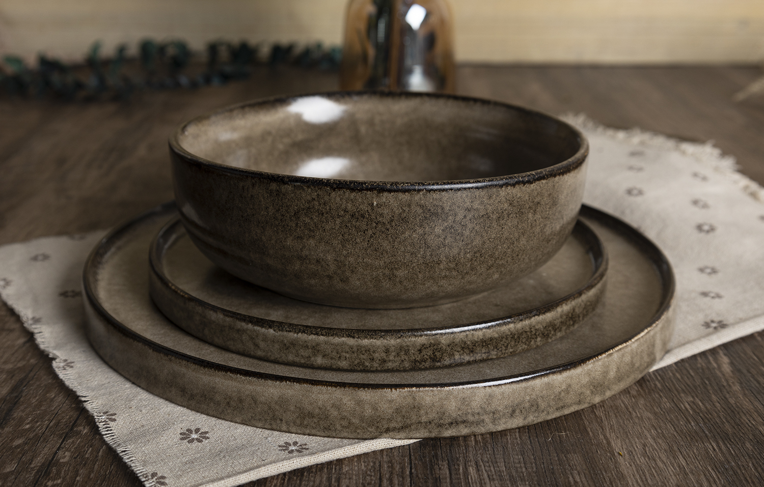 ​CHANGSHA HAPPY GO  Textured Matte Brown Reactive Glaze Stoneware Set for Rustic and Contemporary Dining  |happygodinnerware.com