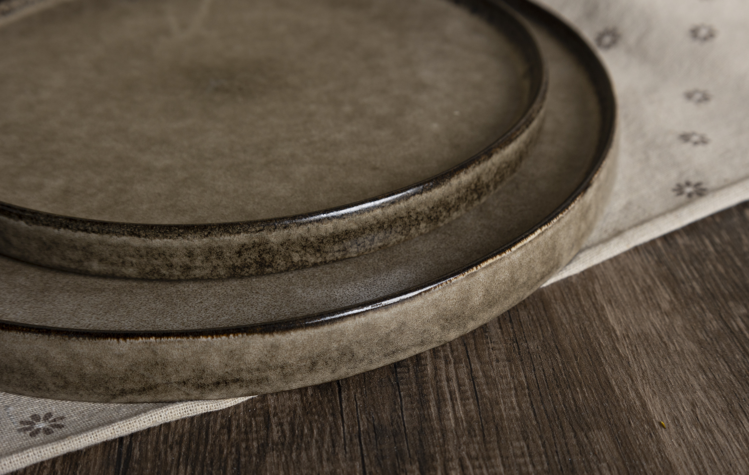 ​CHANGSHA HAPPY GO  Textured Matte Brown Reactive Glaze Stoneware Set for Rustic and Contemporary Dining  |happygodinnerware.com