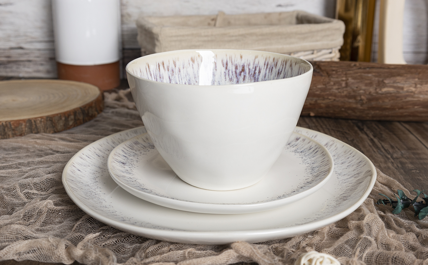 ​CHANGSHA HAPPY GO White Reactive Glaze Stoneware Dinnerware Set with Feathered Edge Design  |happygodinnerware.com