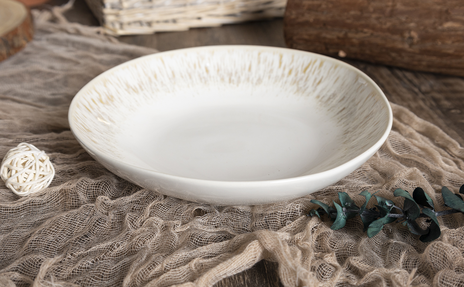 ​CHANGSHA HAPPY GO White Reactive Glaze Stoneware Dinnerware Set with Feathered Edge Design  |happygodinnerware.com