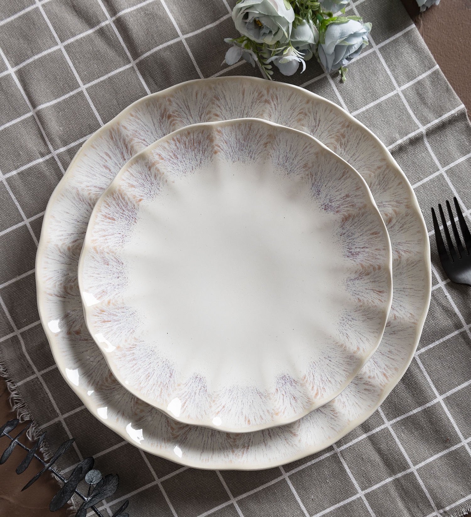 ​CHANGSHA HAPPY GO  Creamy White Reactive Glaze Floral Rimmed Stoneware Plates with Petal Texture Design |happygodinnerware.com